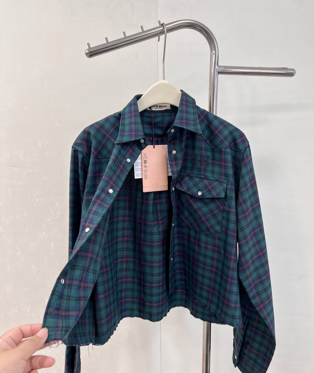 🆕MiuMiu25Fw早秋新款复古格纹短款衬衫丨⚠独家yb开发！高版出品！深绿与红棕交织的复古格纹，自带