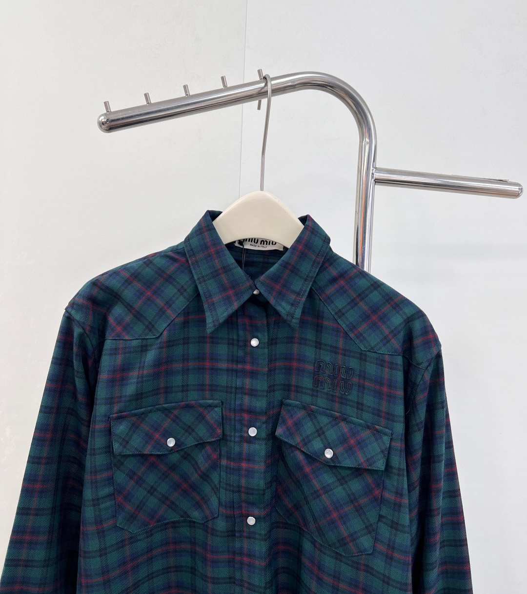 🆕MiuMiu25Fw早秋新款复古格纹短款衬衫丨⚠独家yb开发！高版出品！深绿与红棕交织的复古格纹，自带