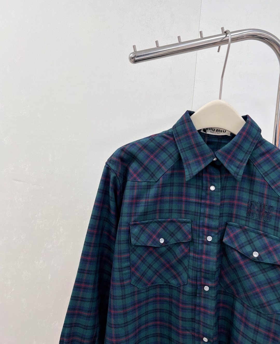 🆕MiuMiu25Fw早秋新款复古格纹短款衬衫丨⚠独家yb开发！高版出品！深绿与红棕交织的复古格纹，自带