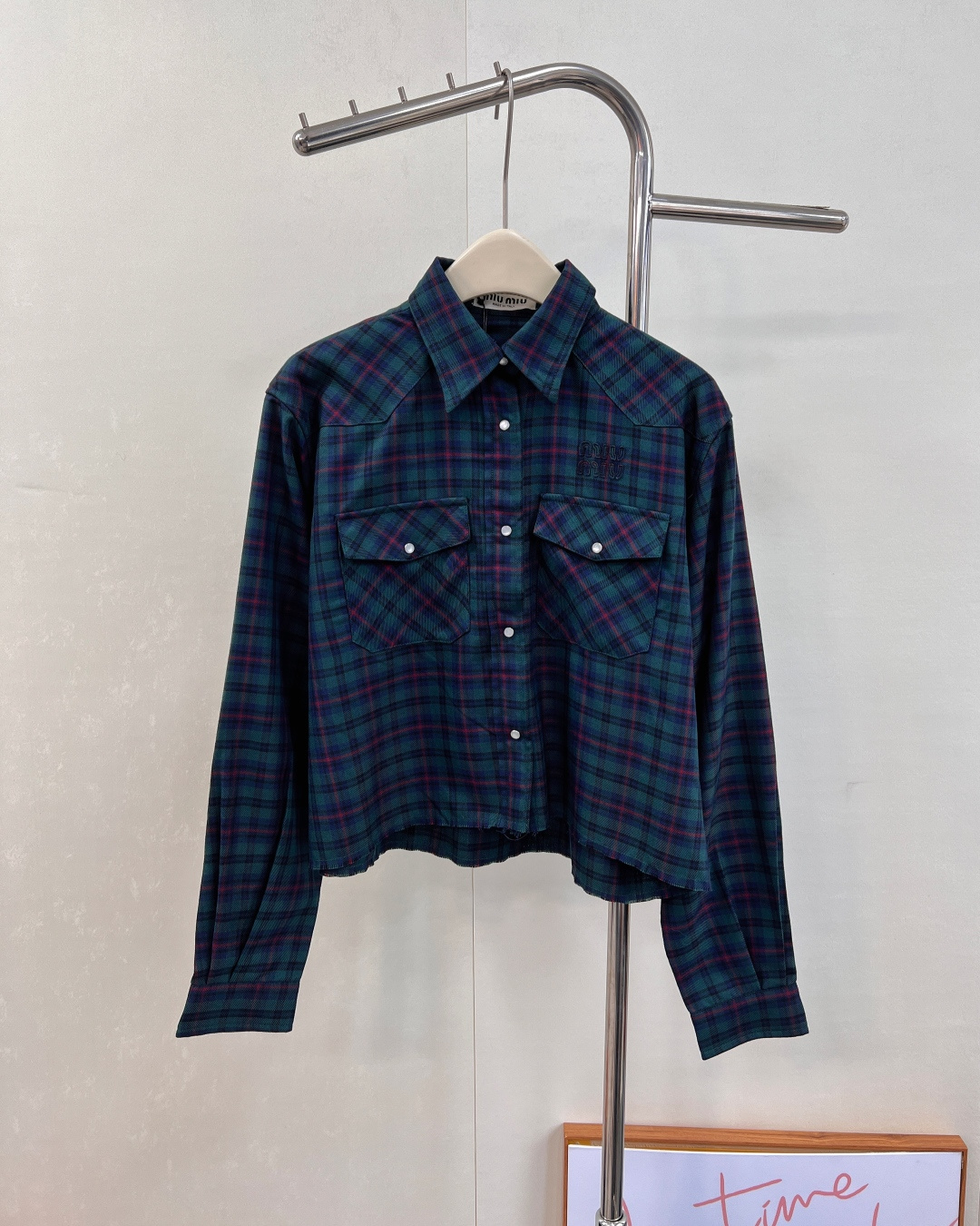 NO:548838,MiuMiu25Fw early autumn new retro plaid short shirt丨Exclusive yb development!  High-end production!  The retro plaid intertwined with dark green and red-brown, comes with an American retro filter, which is visually retro and eye-catching; the fabric is crisp and textured, and the three-dimensional embroidered letters on the chest!  Short shoulder cut, classic lapel + double pocket design, retro feel full while adding practicality, single-layer layering has highlights. Three-standard specifications are complete, large-scale size sml code, miumiu,shirts,alexander wang19860909MiuMiu25Fw早秋新款复古格纹短款衬衫丨独家yb开发！高版出品！深绿与红棕交织的复古格纹,自带美式复古滤镜,视觉上复古又吸睛；面料挺括有质感,胸口立体刺绣字母！短款落肩剪裁,经典翻领+双口袋设计,复古感拉满的同时又添实用性,单穿叠穿都有亮点.三标齐全,大货出 尺码sml 编码,,miumiu,shirts,alexander wang,Women's clothing