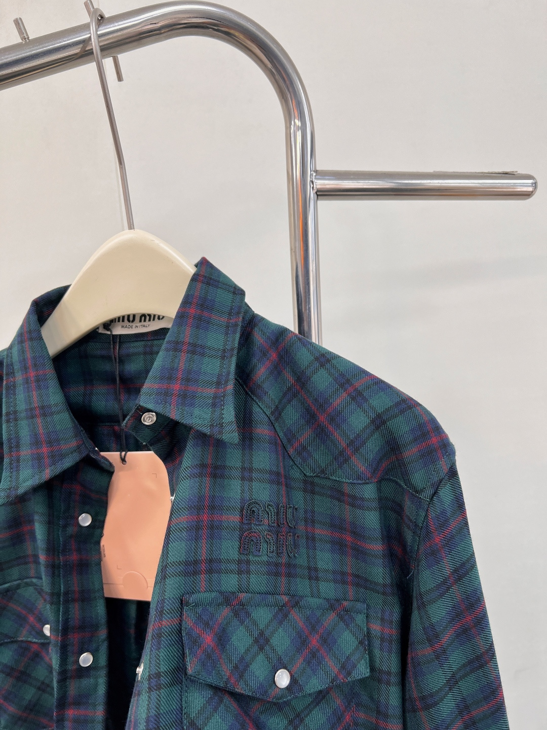 🆕MiuMiu25Fw早秋新款复古格纹短款衬衫丨⚠独家yb开发！高版出品！深绿与红棕交织的复古格纹，自带