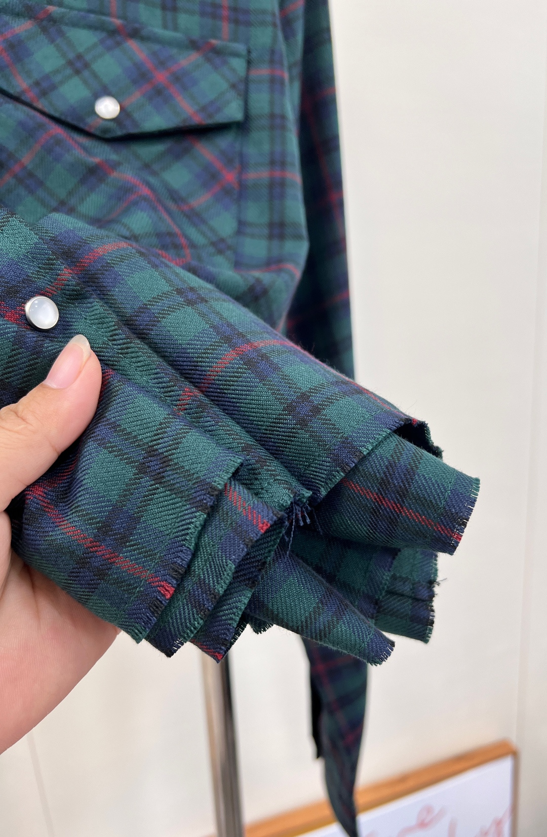 🆕MiuMiu25Fw早秋新款复古格纹短款衬衫丨⚠独家yb开发！高版出品！深绿与红棕交织的复古格纹，自带