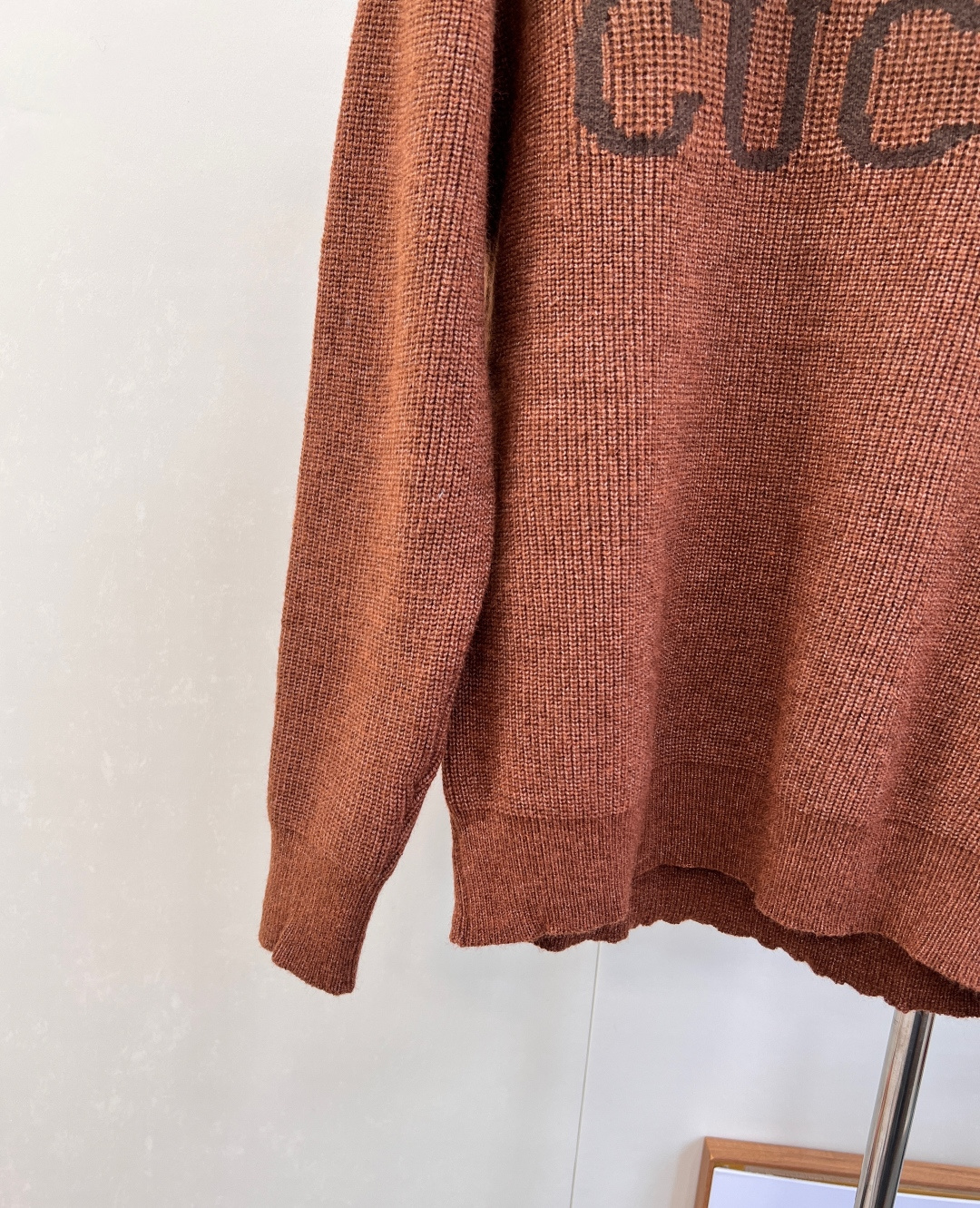 🆕Gucci新款简约字母套头毛衣，定制YB羊毛纱线织造，质感高级，舒适柔软，圆领落肩长袖毛衣，突出温柔气