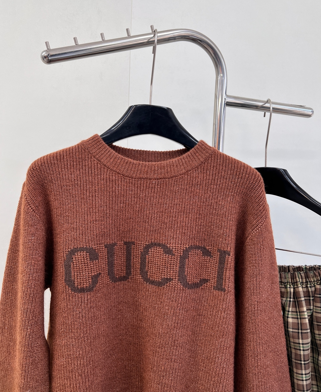 🆕Gucci新款简约字母套头毛衣，定制YB羊毛纱线织造，质感高级，舒适柔软，圆领落肩长袖毛衣，突出温柔气