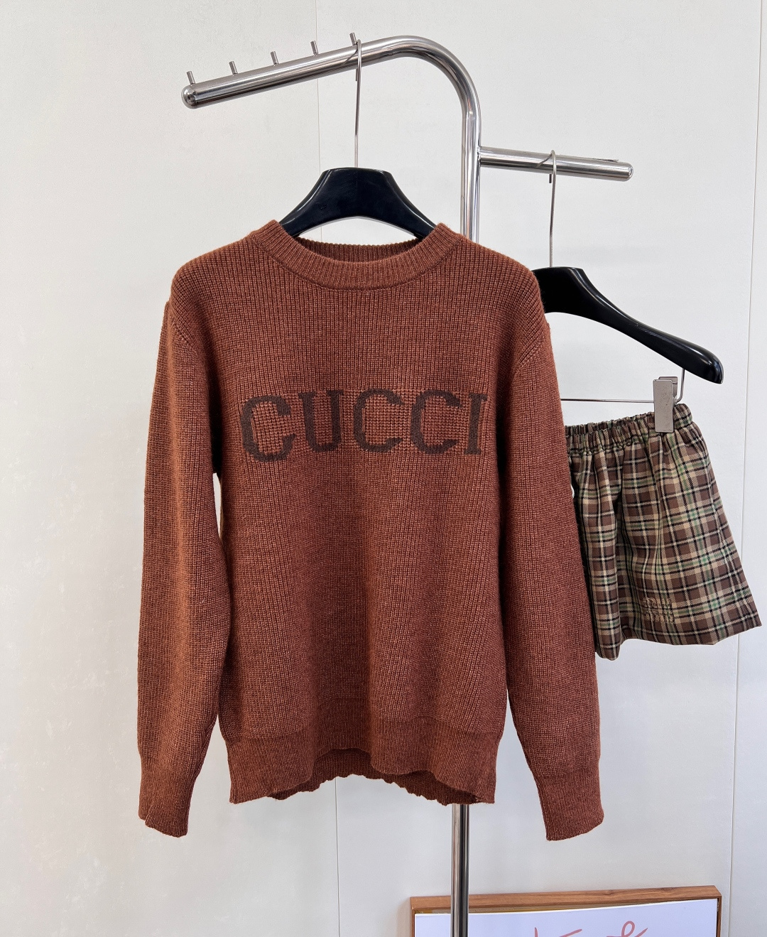 NO:548814,PzGucci new simple letter pullover sweater, custom YB wool yarn woven, high-quality texture, comfortable and soft, round neck falling shoulder long-sleeved sweater, highlighting gentle temperament, neck cuff threaded edges. The letter logo on the chest is contrasting, showing the brand tone, the regular loose style does not pick on the figure and age, flat needle pit strips weaving and looking, making the outfit look more advanced and relaxed, and the daily simple and versatile style in autumn and winter. Customized surface accessories, complete three standards, three colors, size sml code, gucci, sweaters, alexander wang19860909PzGucci新款简约字母套头毛衣,定制YB羊毛纱线织造,质感高级,舒适柔软,圆领落肩长袖毛衣,突出温柔气质,领口袖口螺纹包边.胸前字母标识撞色装饰,彰显品牌调性,常规松身版型不挑身材年龄,平针坑条编织耐看,显得穿搭愈发高级松弛,秋冬日常简约百搭款.定制面辅料 ,三标齐全,三色出 尺码sml 编码,,gucci,sweaters,alexander wang,Women's clothing