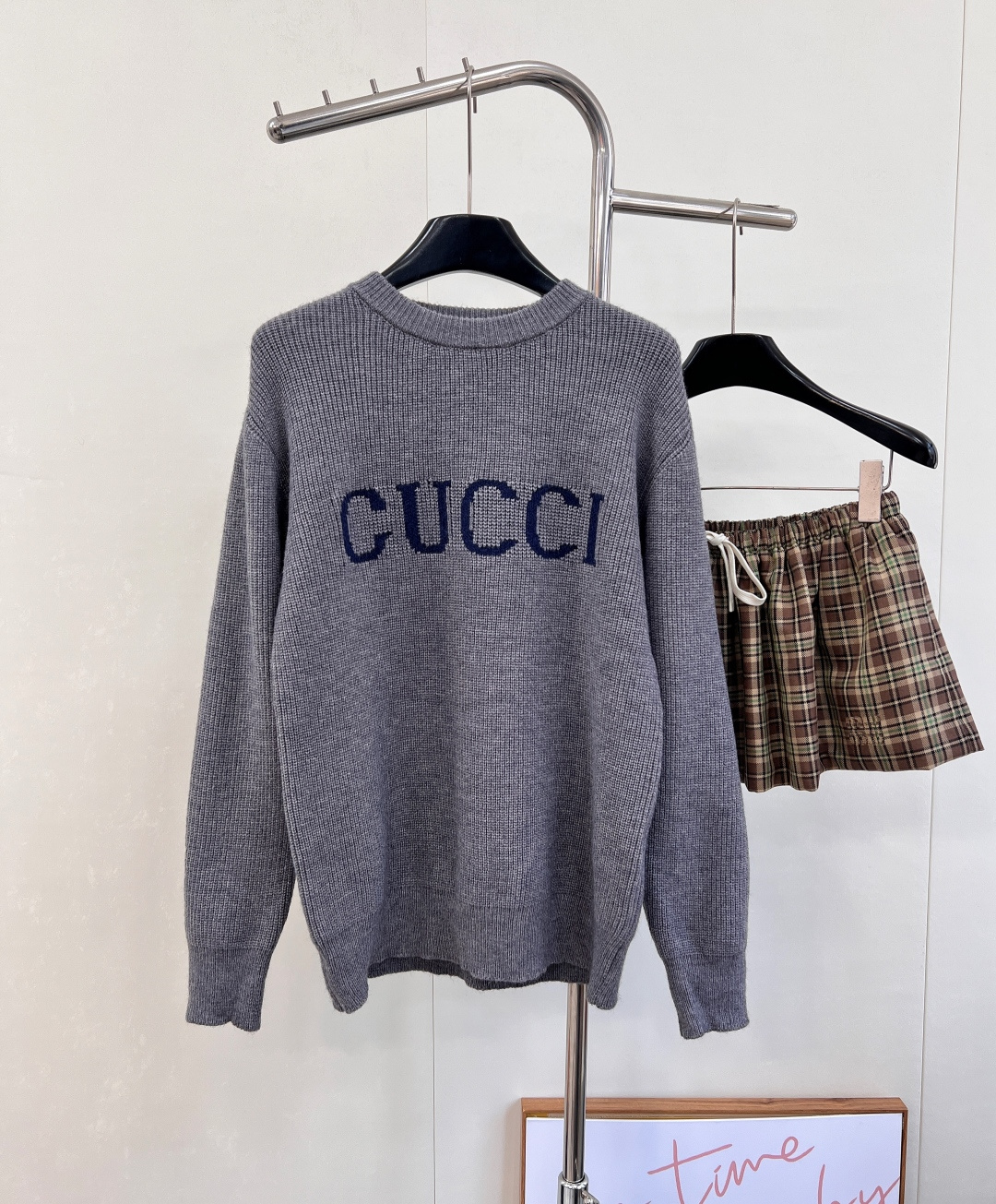 NO:548862,Gucci's new simple lettered pullover sweater, woven with custom YB wool yarn, has a high-end texture, comfortable and soft, round neck, off-shoulder long-sleeved sweater, highlighting the gentle temperament, with threaded edges on the collar and cuffs. The letter logo on the chest is decorated with contrasting colors to highlight the brand's tone. The regular loose-fitting version is not picky about your body and age. The flat stitch pit weave is durable and looks more advanced and relaxed. It is a simple and versatile style for daily use in autumn and winter. Customized fabrics and accessories, complete with three standards, three colors, size sml  Editor,,gucci,sweaters,alexander wang19860909Gucci新款简约字母套头毛衣,定制YB羊毛纱线织造,质感高级,舒适柔软,圆领落肩长袖毛衣,突出温柔气质,领口袖口螺纹包边.胸前字母标识撞色装饰,彰显品牌调性,常规松身版型不挑身材年龄,平针坑条编织耐看,显得穿搭愈发高级松弛,秋冬日常简约百搭款.定制面辅料 ,三标齐全,三色出 尺码sml 编,,gucci,sweaters,alexander wang,Women's clothing