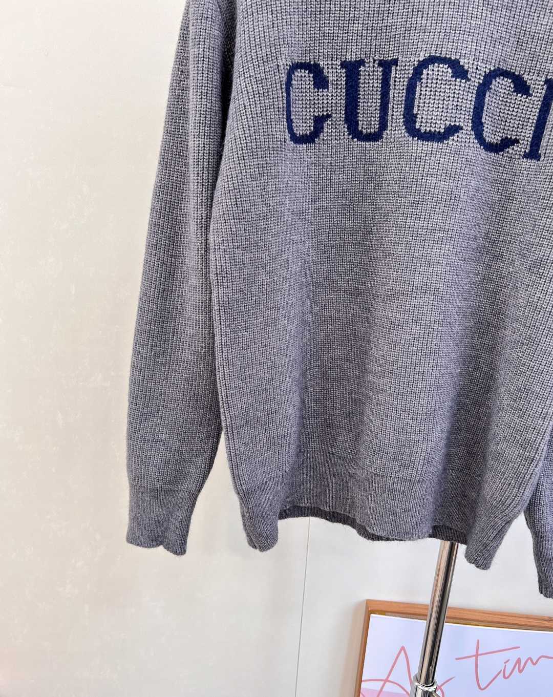 🆕Gucci新款简约字母套头毛衣，定制YB羊毛纱线织造，质感高级，舒适柔软，圆领落肩长袖毛衣，突出温柔气