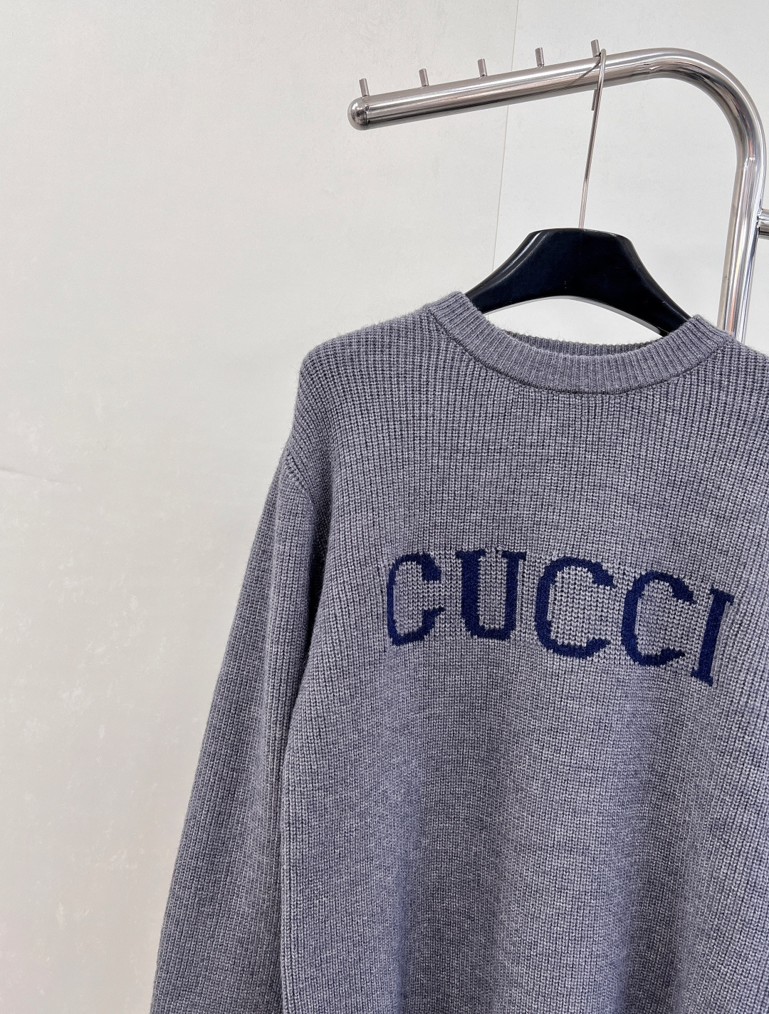 🆕Gucci新款简约字母套头毛衣，定制YB羊毛纱线织造，质感高级，舒适柔软，圆领落肩长袖毛衣，突出温柔气