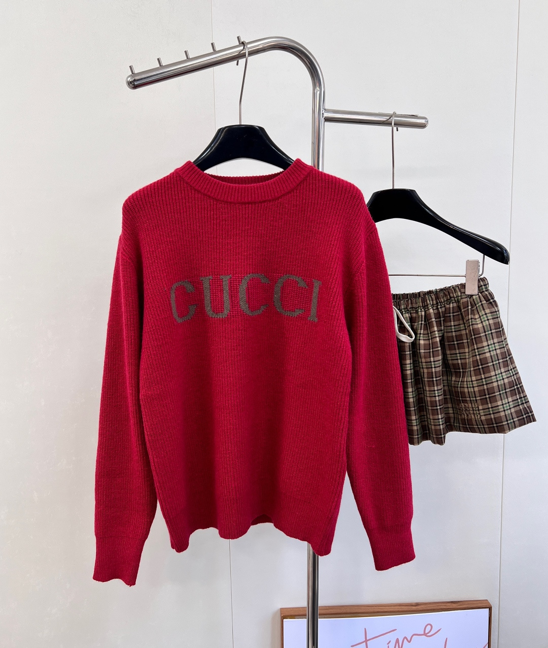NO:548852,Gucci new simple letter pullover sweater, custom YB wool yarn woven, high-quality texture, comfortable and soft, round neck falling shoulder long-sleeved sweater, highlighting gentle temperament, neck cuff threaded edges. The letter logo on the chest is contrasting, showing the brand tone, the regular loose style does not pick on the figure and age, flat needle pit strips weaving and looking, making the outfit look more advanced and relaxed, and the daily simple and versatile style in autumn and winter. Customized surface accessories, complete three standards, three colors, size sml code, gucci, sweaters, alexander wang19860909Gucci新款简约字母套头毛衣,定制YB羊毛纱线织造,质感高级,舒适柔软,圆领落肩长袖毛衣,突出温柔气质,领口袖口螺纹包边.胸前字母标识撞色装饰,彰显品牌调性,常规松身版型不挑身材年龄,平针坑条编织耐看,显得穿搭愈发高级松弛,秋冬日常简约百搭款.定制面辅料 ,三标齐全,三色出 尺码sml 编码,,gucci,sweaters,alexander wang,Women's clothing