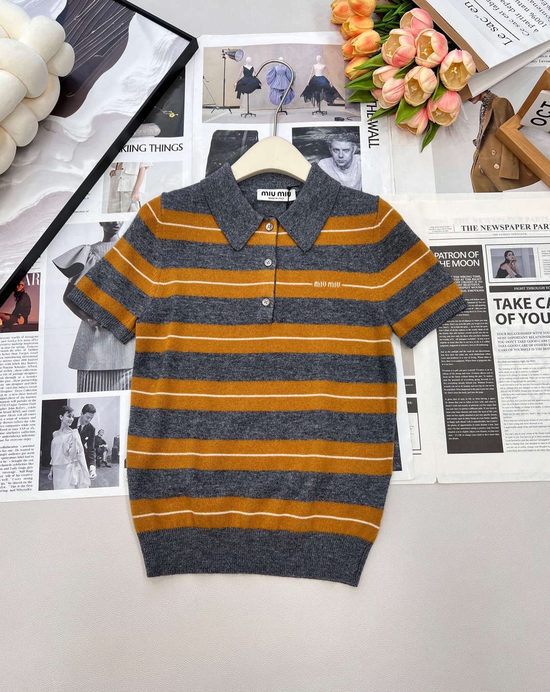 🆕Miumiu25FW早秋新款微标提花条纹羊绒短袖针织Polo衫丨⚠独家yb开发！高版出品！灰与暖棕的条
