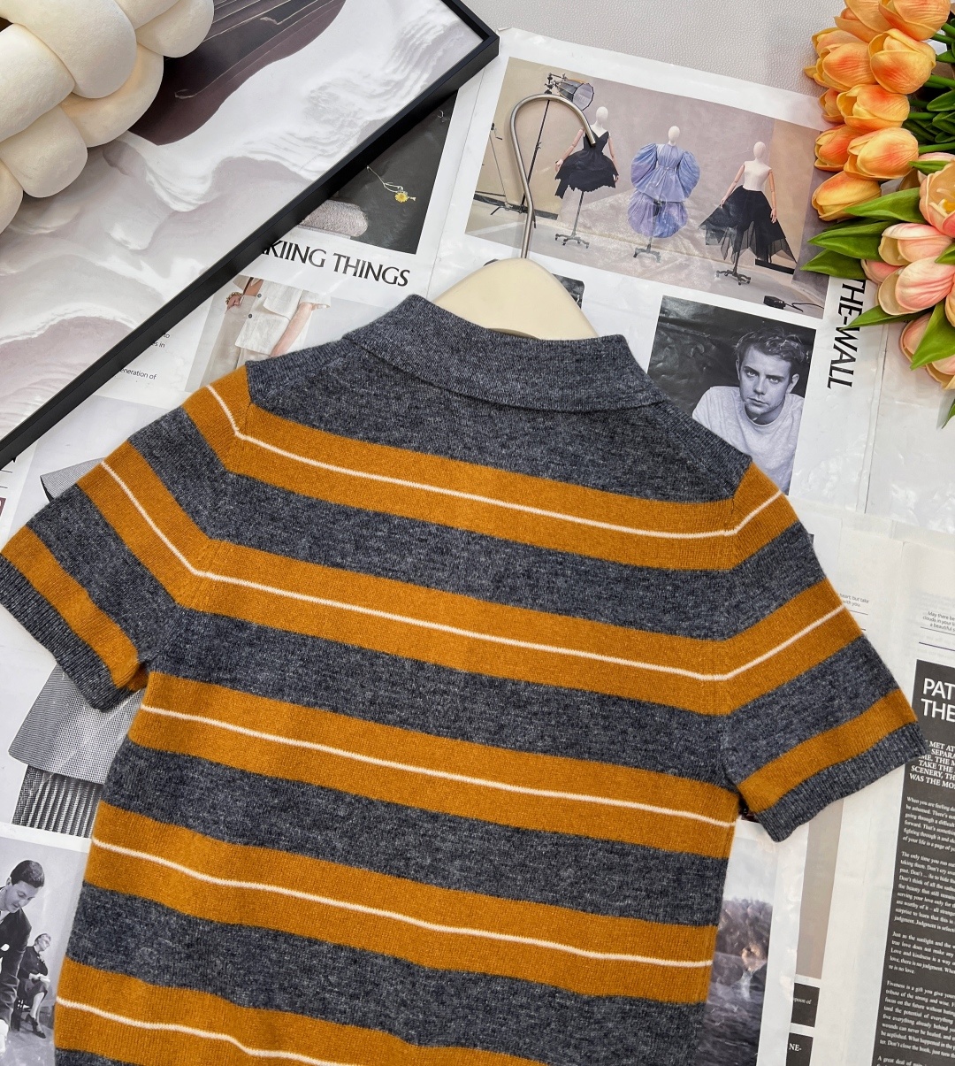 🆕Miumiu25FW早秋新款微标提花条纹羊绒短袖针织Polo衫丨⚠独家yb开发!高版出品!灰与暖棕的条