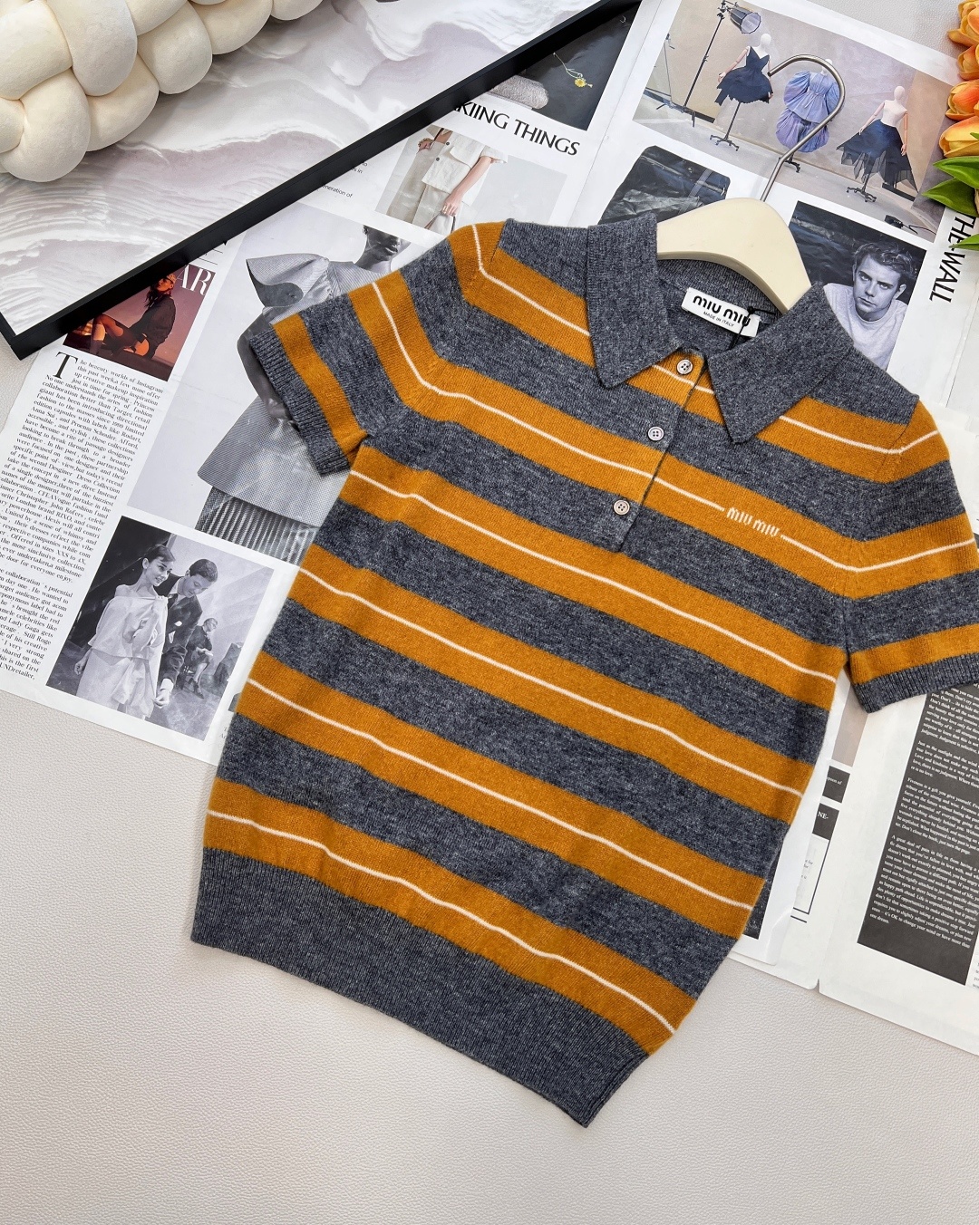 🆕Miumiu25FW早秋新款微标提花条纹羊绒短袖针织Polo衫丨⚠独家yb开发!高版出品!灰与暖棕的条