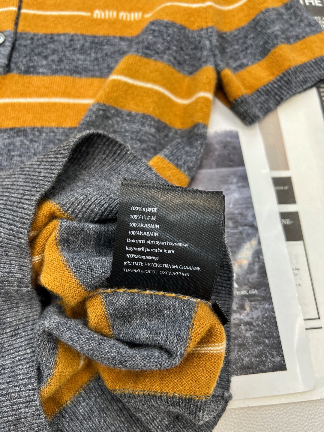 🆕Miumiu25FW早秋新款微标提花条纹羊绒短袖针织Polo衫丨⚠独家yb开发!高版出品!灰与暖棕的条