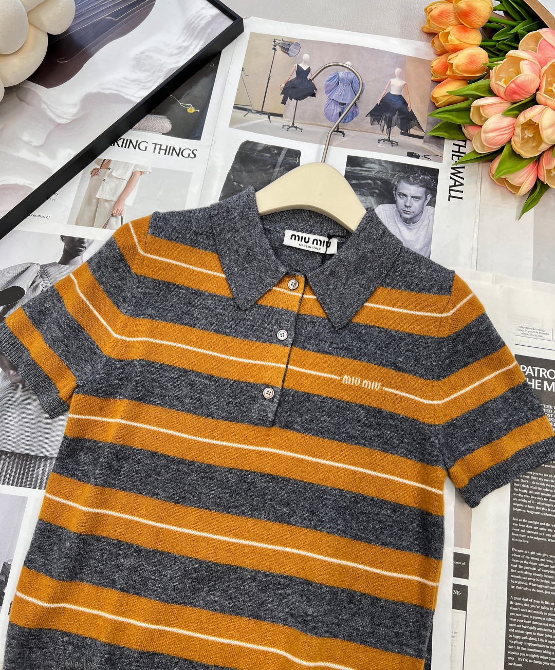 🆕Miumiu25FW早秋新款微标提花条纹羊绒短袖针织Polo衫丨⚠独家yb开发!高版出品!灰与暖棕的条
