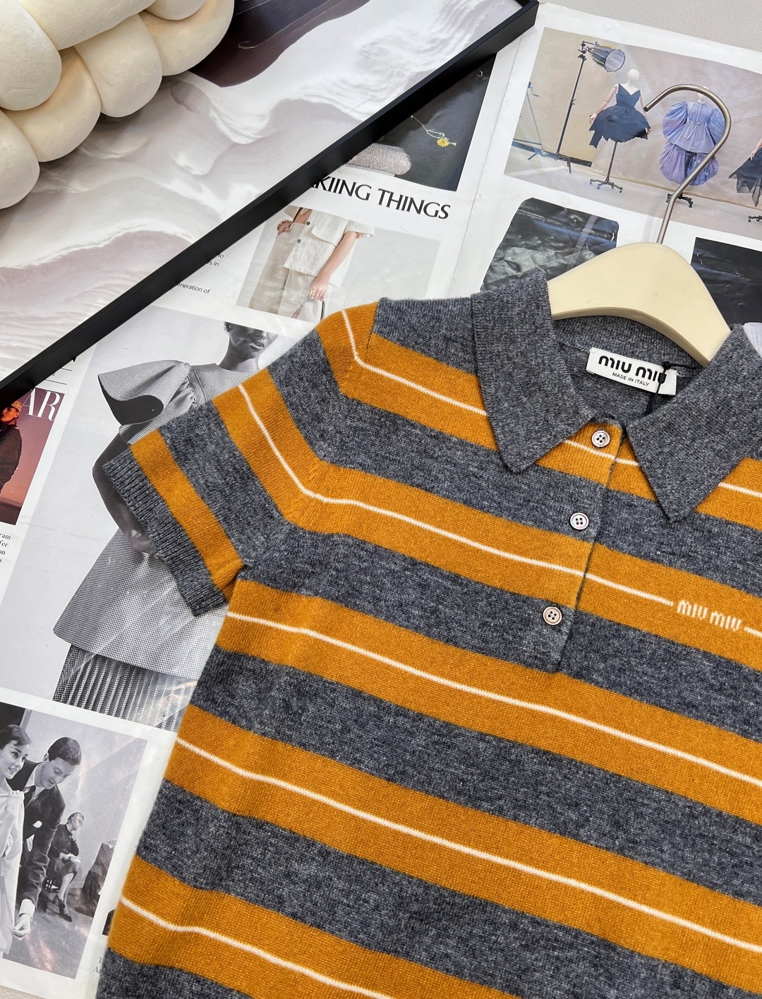 🆕Miumiu25FW早秋新款微标提花条纹羊绒短袖针织Polo衫丨⚠独家yb开发!高版出品!灰与暖棕的条