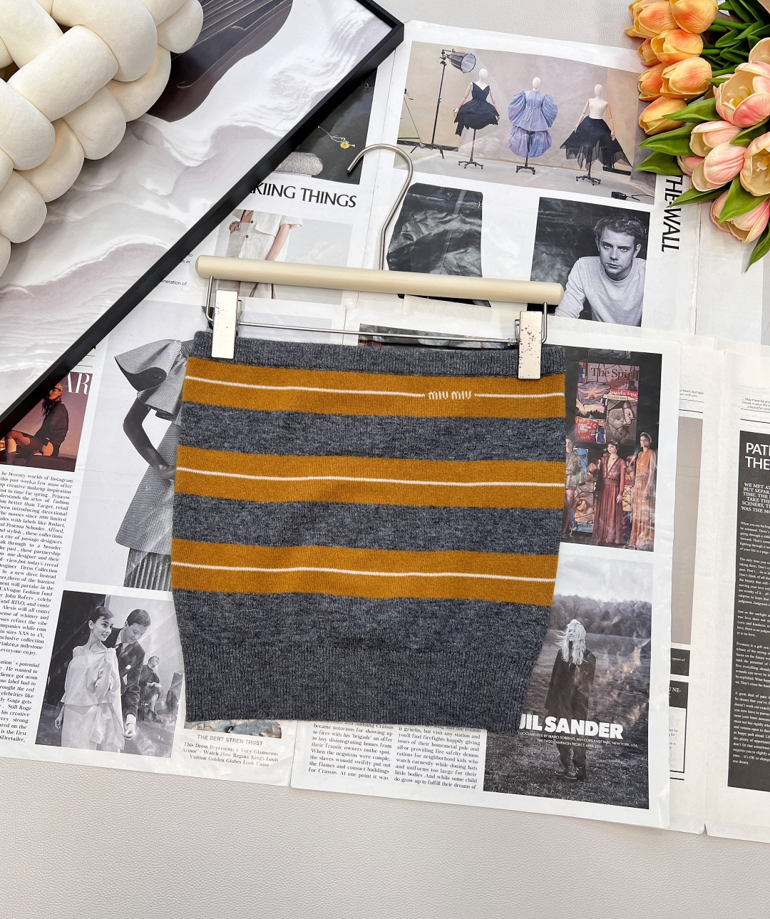 NO:548836,Miumiu25Fw early autumn new thin striped wool knitted strapless 丨Exclusive yb development!  High-end production!  Striped design is classic and layered, with a close-fitting tailoring perfect outline of the body, revealing the exquisite shoulders, neck and waistline, sexy and elegant. Whether it is paired with casual shorts to create a casual and cool feeling; or with sweet short skirts to create a pure and lustful atmosphere, they are all very brilliant, easily unlocking different styles, and are eye-catching tools in early autumn outfits~, three standards are complete, large-scale products are available SML sizes, miumiu, skirts, shorts, alexander wang19860909Miumiu25Fw早秋新款薄款条纹羊毛针织抹胸丨独家yb开发！高版出品！条纹设计经典又有层次感,贴身剪裁完美勾勒身形,露出精致肩颈与腰线,性感又不失优雅.不管是搭配休闲短裤,打造随性酷感；还是配甜美短裙,营造纯欲氛围,都很出彩,轻松解锁不同风格,是早秋穿搭里的吸睛利器～,三标齐全,大货出 尺码sml 编,,miumiu,skirts,shorts,alexander wang,Women's clothing