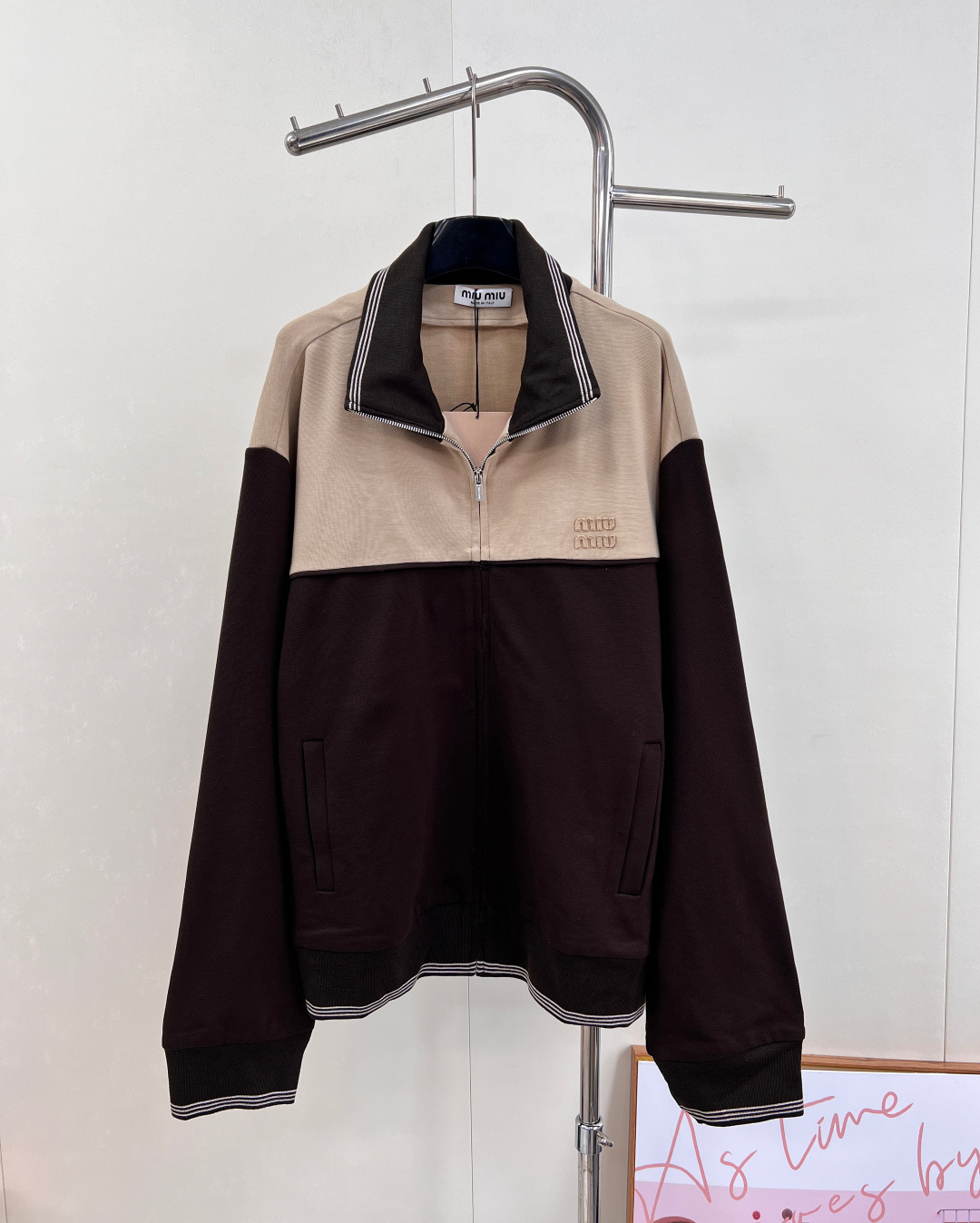 NO:667085,Miumiu's new letter patch splicing zipper jacket. This Miumiu jacket has 'high-end fun' welded to the body. Contrast color splicing × letter patches reconstruct the fashion language. Dark and light brown + beige contrasting colors break the monotony and dullness. It comes with a retro movie-like filter; the brand letter patch hides ingenuity, full of handmade texture and brand recognition, and Miumiu-style elegance when walking. The 'heart trap' of attention to detail  The custom-made zipper is smooth and easy to pull, and the hardware has high-grade luster and can withstand the test of repeated opening and closing. The fabrics are spliced with different textures and the stitching is precise and smooth, highlighting the luxury line craftsmanship. The slightly loose shoulder silhouette hides the body and makes you look slimmer, and is suitable for a variety of body types and dressing scenarios. Wear it once and for all, and it will complete your style wardrobe. From street outings to exquisite occasions, this jacket uses 'splicing ingenuity' and 'Miao-style genes' to make it easy for you to wear it with recognition——  What you wear is clothes, but also a unique fashion attitude. People who know Miumiu will naturally understand the advanced thinking in this 'contrast color stitching'. The three standards are complete, and the goods are shipped in large quantities. Sizes, sml coding, miumiu, jackets & coats,  19860909Miumiu新款字母贴片拼接拉链外套 .这件缪缪外套,把「高级玩趣」焊在衣身 撞色拼接×字母贴片,重构时尚语言,深浅棕+米黄撞色,打破单调沉闷,自带复古电影感滤镜； 品牌字母贴片暗藏巧思,手工质感与品牌辨识度拉满,行走间都是缪式优雅 细节控的「心动陷阱」  定制拉链顺滑易拉,五金光泽高级,经得住反复开合考验 面料拼接不同质地精准咬合,车工细密平整,彰显奢侈线工艺 版型设计微微宽松的落肩廓形,藏肉显瘦,适配多元身材与穿搭场景 一衣N穿,承包你的风格衣橱.从街头出街到精致场合,这件外套用「拼接巧思」与「缪式基因」,让你轻松穿出辨识度—— 穿的是衣服,更是独一份的时尚态度,懂缪缪的人,自然懂这份「撞色拼接」里的高级心机,三标齐全,大货出 尺码sml 编码,,miumiu,jackets & coats, ,Women's clothing