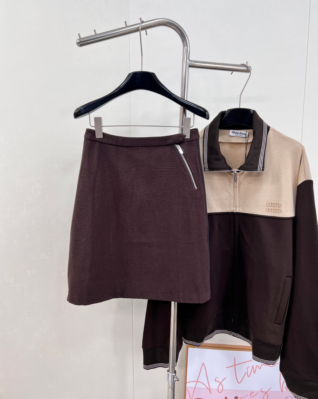 NO:667079,Miu Miu's new letter-embroidered zipper skirt continues the brand's classic style. The simple version fits the body shape, and the neat lines outline an elegant silhouette. The side zipper breaks the monotony, is both a practical design and adds trendy details to the skirt; the letter embroidery is quietly integrated, hiding the brand genes, low-key conveying Miu Miu's exclusive exquisite style  .Whether it is paired with a simple shirt for daily commuting, combined with a romantic top on a date, or attended to a slightly formal occasion, it can be easily adapted to help create a fashionable and elegant variety of looks, allowing the wearer to exude unique charm at all times. Three standards are complete and shipped in large quantities. Sizes sml code, miumiu, skirts, shirts,  19860909Miu Miu 新款字母刺绣拉链半裙,延续品牌经典风格.简约版型贴合身形,利落线条勾勒优雅轮廓 .侧边拉链打破单调,既是实用设计,又为裙身添潮流细节；字母刺绣悄然融入,将品牌基因暗藏其中,低调传递缪缪专属精致格调 .无论是日常通勤搭配简约衬衫,还是约会时与浪漫上衣组合,亦或是出席稍正式场合,都能轻松适配,助力打造时髦又优雅的多样造型,让穿着者时刻散发独特魅力 .三标齐全大货出 尺码sml 编码,,miumiu,skirts,shirts, ,Women's clothing