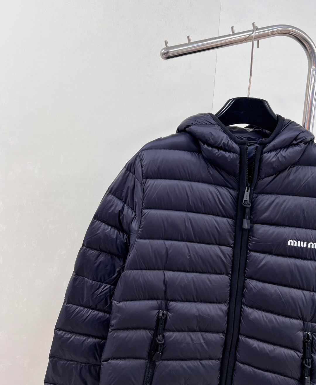 🆕Miumiu2025新款连帽亮面拉链羽绒服，定制YB防风防水尼龙材质 白鹅绒填充内里 整件轻盈保暖 连