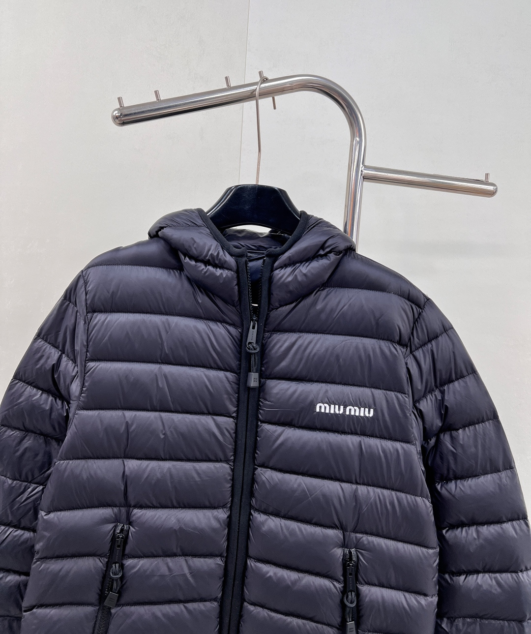 🆕Miumiu2025新款连帽亮面拉链羽绒服，定制YB防风防水尼龙材质 白鹅绒填充内里 整件轻盈保暖 连