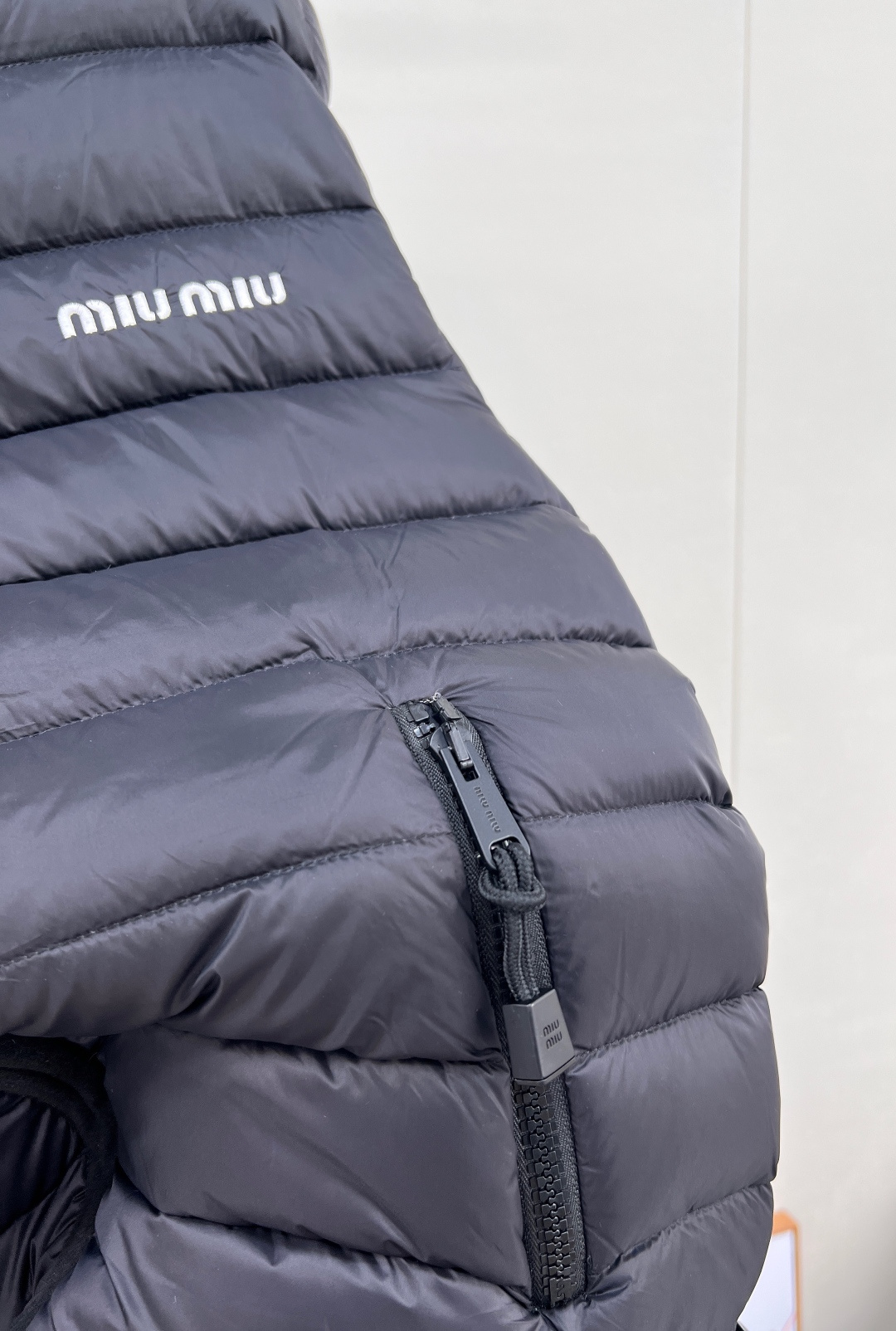 🆕Miumiu2025新款连帽亮面拉链羽绒服，定制YB防风防水尼龙材质 白鹅绒填充内里 整件轻盈保暖 连