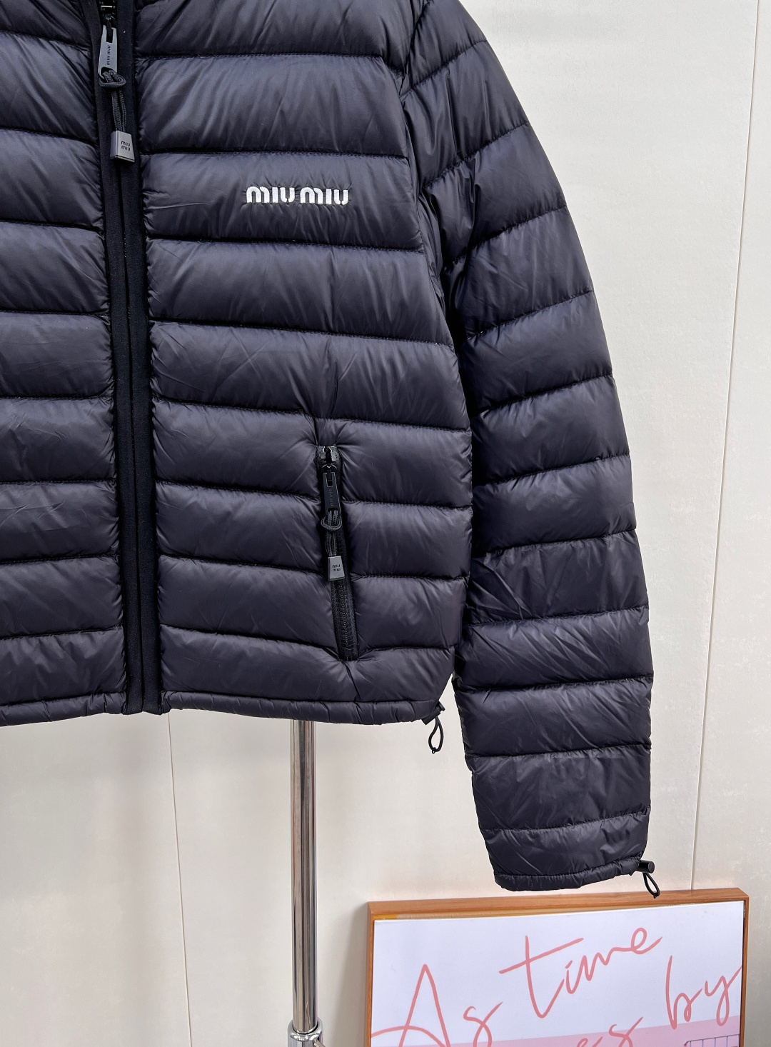 🆕Miumiu2025新款连帽亮面拉链羽绒服，定制YB防风防水尼龙材质 白鹅绒填充内里 整件轻盈保暖 连