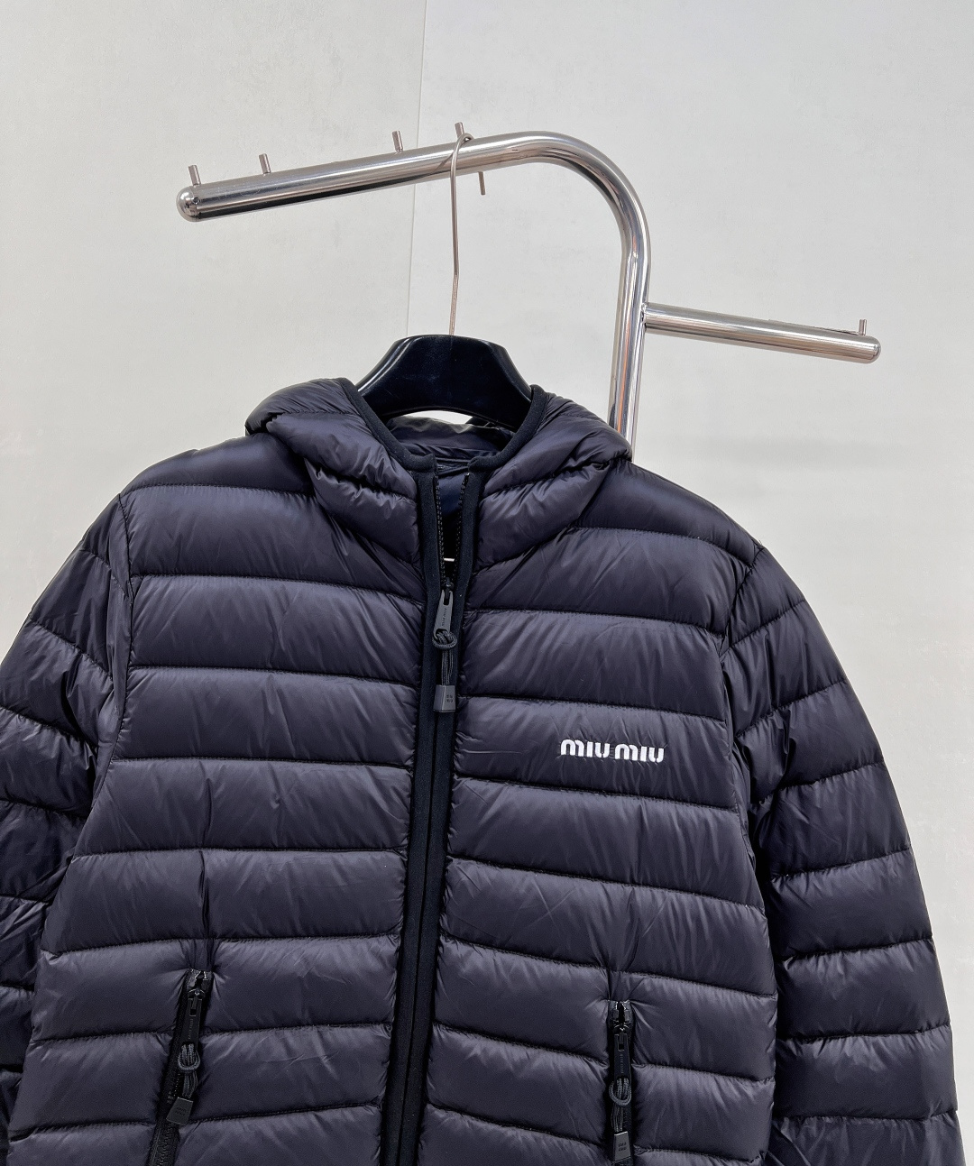 🆕Miumiu2025新款连帽亮面拉链羽绒服，定制YB防风防水尼龙材质 白鹅绒填充内里 整件轻盈保暖 连