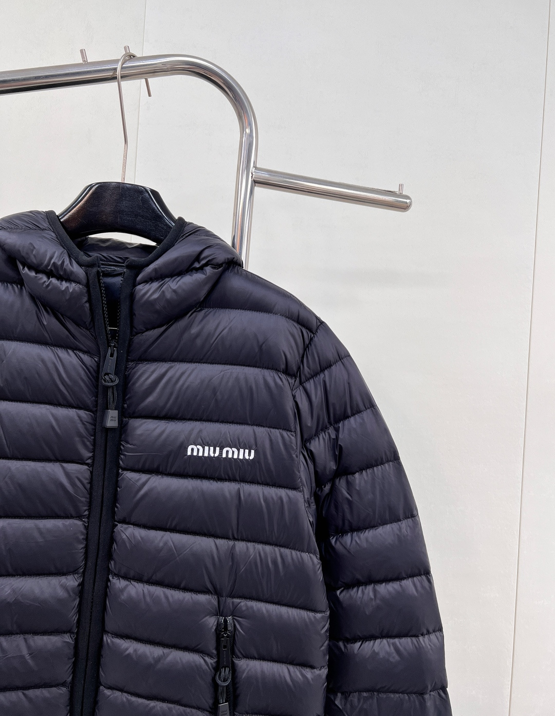 🆕Miumiu2025新款连帽亮面拉链羽绒服，定制YB防风防水尼龙材质 白鹅绒填充内里 整件轻盈保暖 连