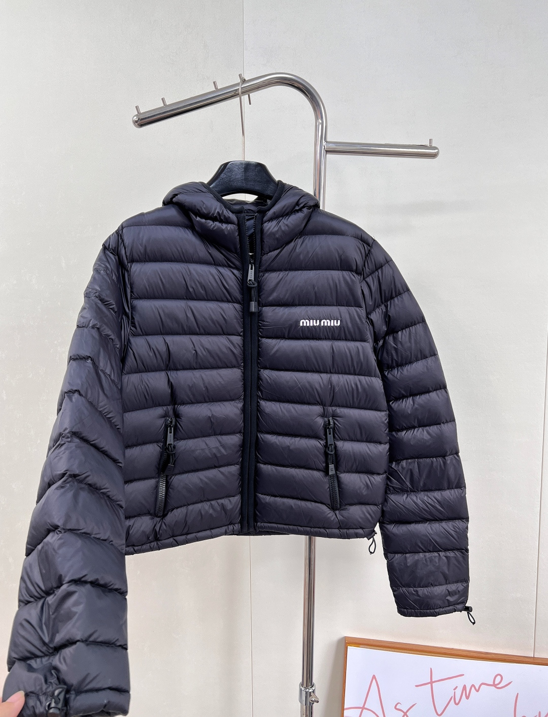 🆕Miumiu2025新款连帽亮面拉链羽绒服，定制YB防风防水尼龙材质 白鹅绒填充内里 整件轻盈保暖 连