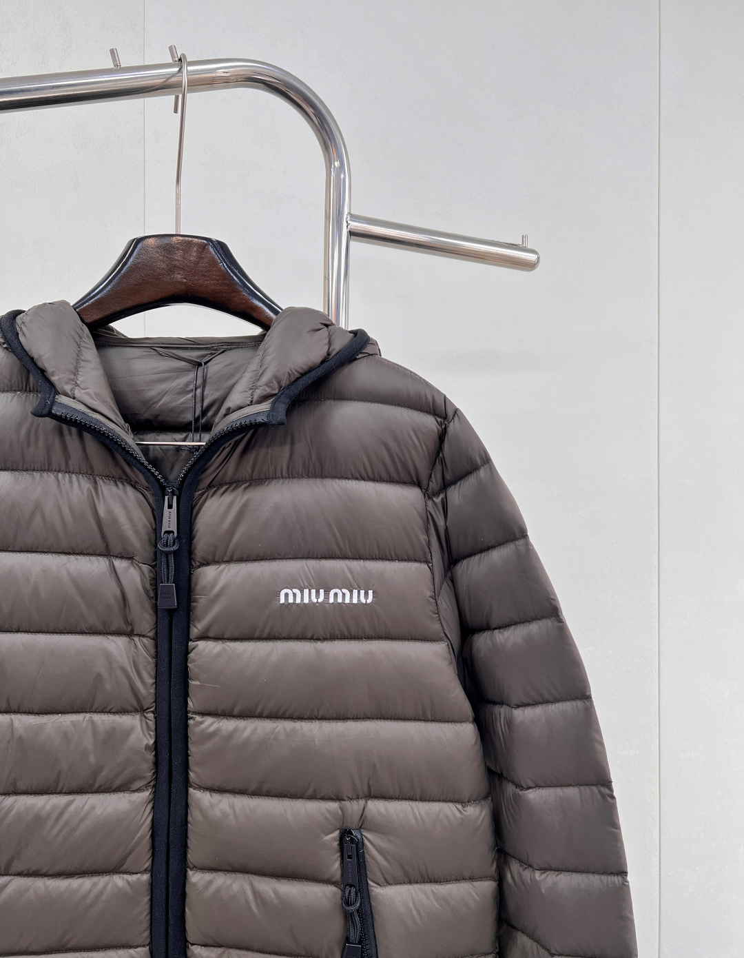 🆕Miumiu2025新款连帽亮面拉链羽绒服，定制YB防风防水尼龙材质 白鹅绒填充内里 整件轻盈保暖 连