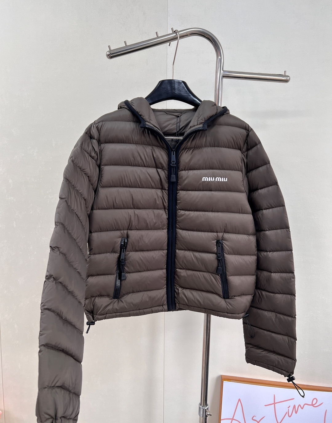 🆕Miumiu2025新款连帽亮面拉链羽绒服，定制YB防风防水尼龙材质 白鹅绒填充内里 整件轻盈保暖 连