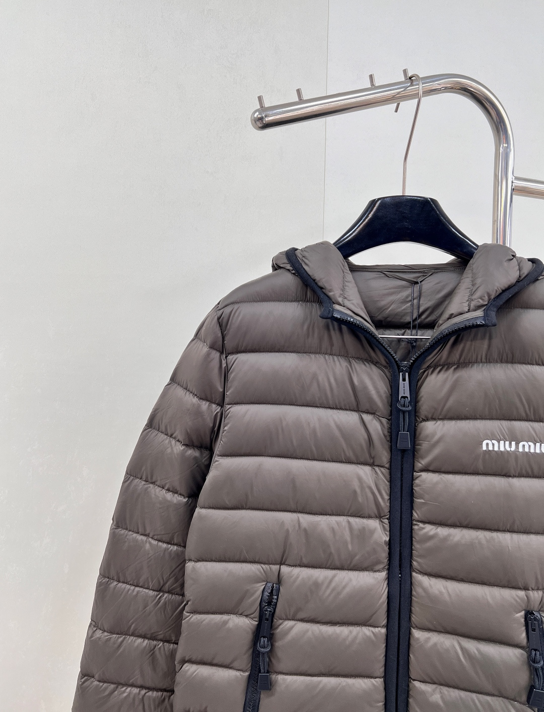 🆕Miumiu2025新款连帽亮面拉链羽绒服，定制YB防风防水尼龙材质 白鹅绒填充内里 整件轻盈保暖 连