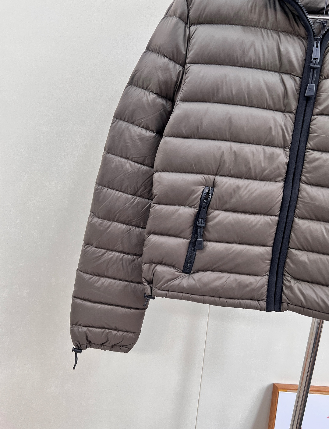 🆕Miumiu2025新款连帽亮面拉链羽绒服，定制YB防风防水尼龙材质 白鹅绒填充内里 整件轻盈保暖 连