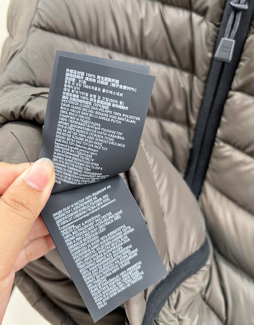 🆕Miumiu2025新款连帽亮面拉链羽绒服，定制YB防风防水尼龙材质 白鹅绒填充内里 整件轻盈保暖 连