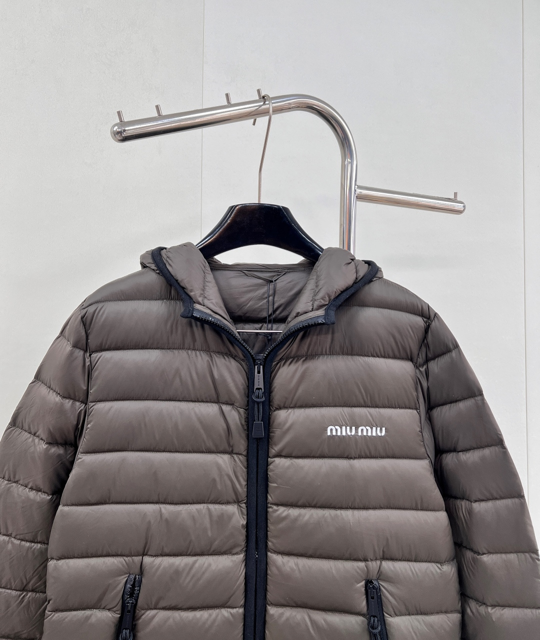 🆕Miumiu2025新款连帽亮面拉链羽绒服，定制YB防风防水尼龙材质 白鹅绒填充内里 整件轻盈保暖 连