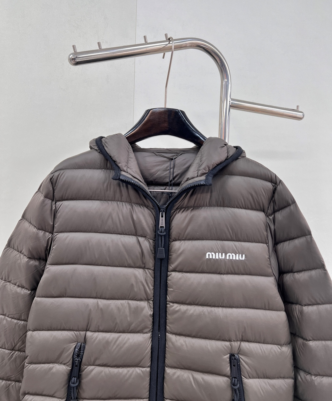 🆕Miumiu2025新款连帽亮面拉链羽绒服，定制YB防风防水尼龙材质 白鹅绒填充内里 整件轻盈保暖 连