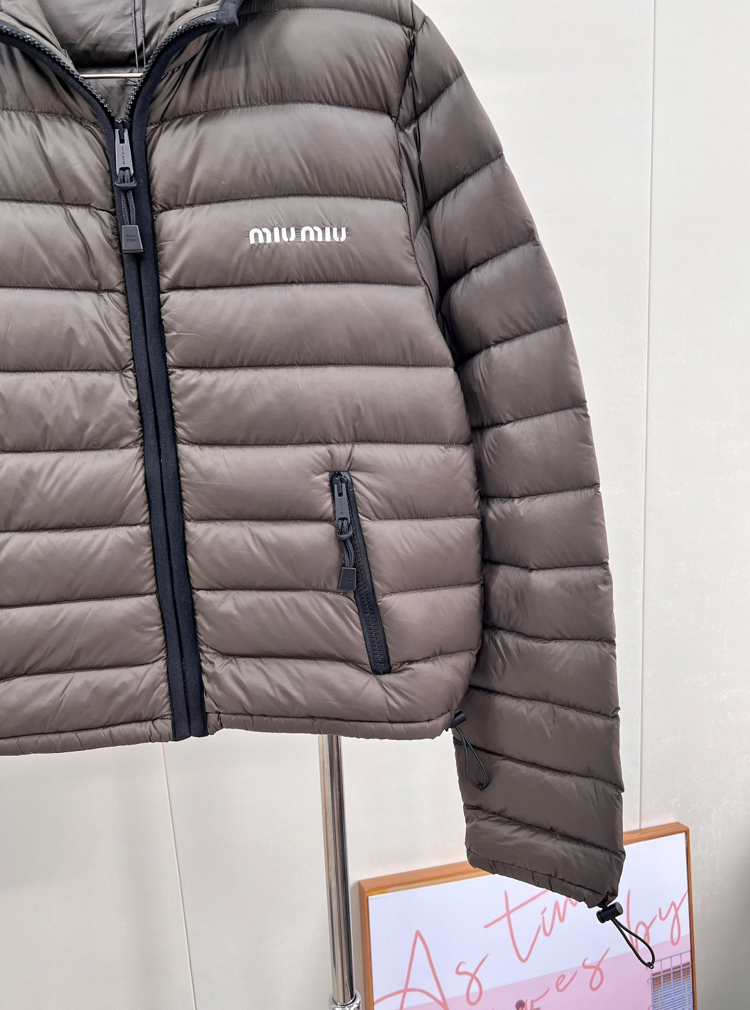 🆕Miumiu2025新款连帽亮面拉链羽绒服，定制YB防风防水尼龙材质 白鹅绒填充内里 整件轻盈保暖 连