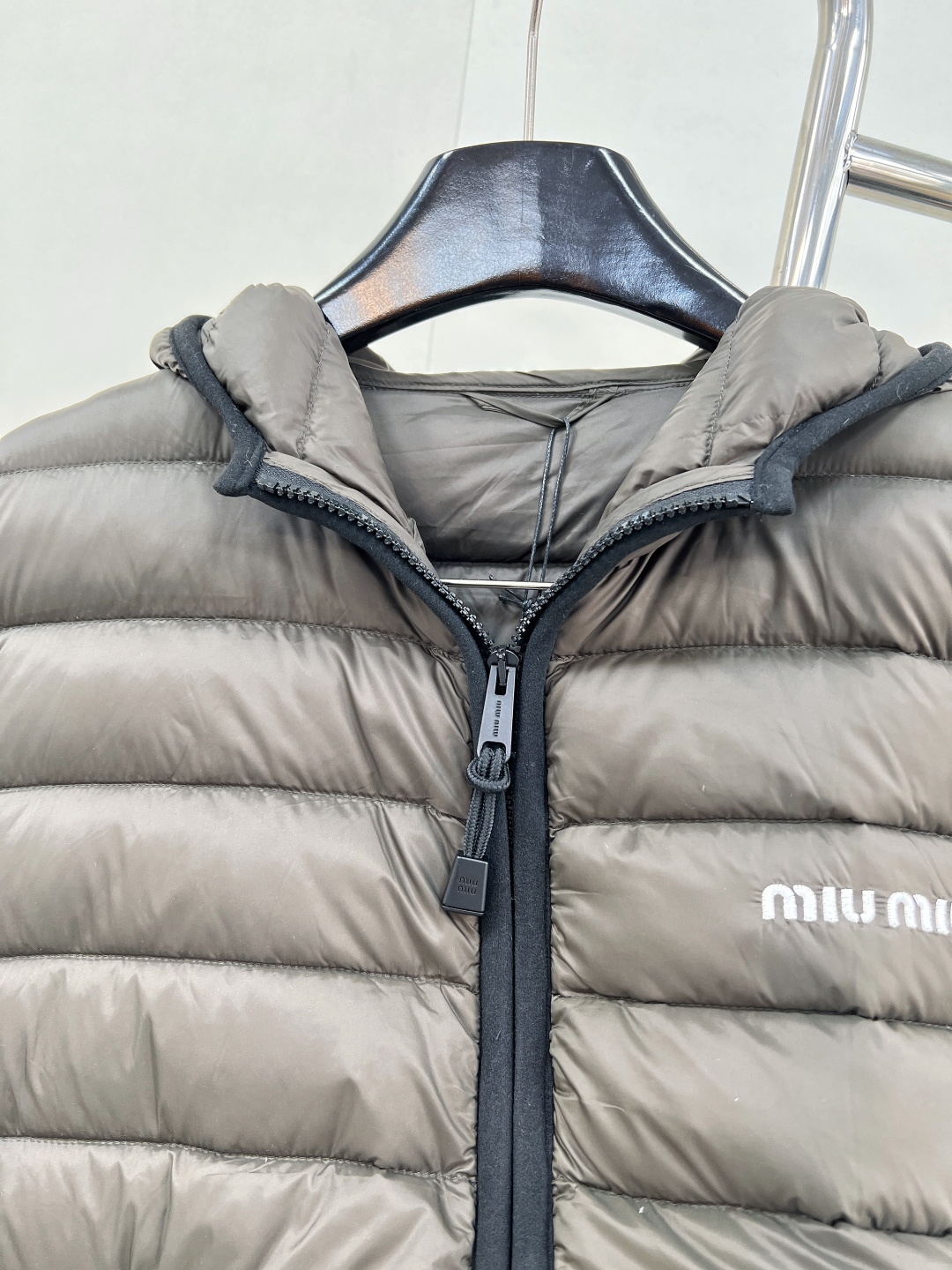 🆕Miumiu2025新款连帽亮面拉链羽绒服，定制YB防风防水尼龙材质 白鹅绒填充内里 整件轻盈保暖 连