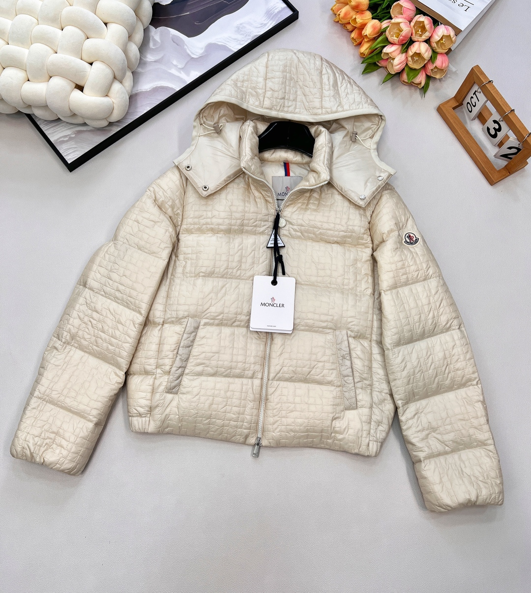 NO:549577,Equipped with dust bag Moncler2025 new hooded down jacket, customized YB imported windproof and waterproof nylon material, its craftsmanship is restored, and the material is upgraded to improve the cold protection function in autumn and winter. The interior is filled with white goose down, the whole piece is light and warm, and the torso is made of rectangular grid  Embossed, interspersed with concave and convex curved lines, superimposed zippers and pockets collide with each other, the design is rich and varied, and the iconic logo patches on the outside of the arms are embellished, highlighting a low-key sense of luxury. Exquisite details can successfully get rid of dullness, integrating warmth and fashion. Customized surface accessories  Look for the correct version. Down filling standard: national standard 90 down. Down filling: white goose down. All three standards are available. Large quantities are shipped. Size SML code N, jackets & coats, down jacket, hats, alexander wang19860909配防尘袋Moncler2025新款连帽羽绒服外套,定制YB进口防风防水尼龙材质,其工艺还原,升级材质,提升秋冬御寒功能,白鹅绒填充内里,整件轻盈保暖,躯干采用长方格压纹,穿插点缀凹凸曲字形走线,叠加拉链和口袋层次碰撞,设计丰富多变,手臂外侧标志性徽标贴布点缀,彰显低调高级感,精致细节就能成功摆脱沉闷,集保暖与时髦一体.定制面辅料 认准版本 充绒标准:国标90绒 充绒物:白鹅绒,三标齐全,大货出 尺码sml 编码N,,jackets & coats,down jacket,hats,alexander wang,Women's clothing