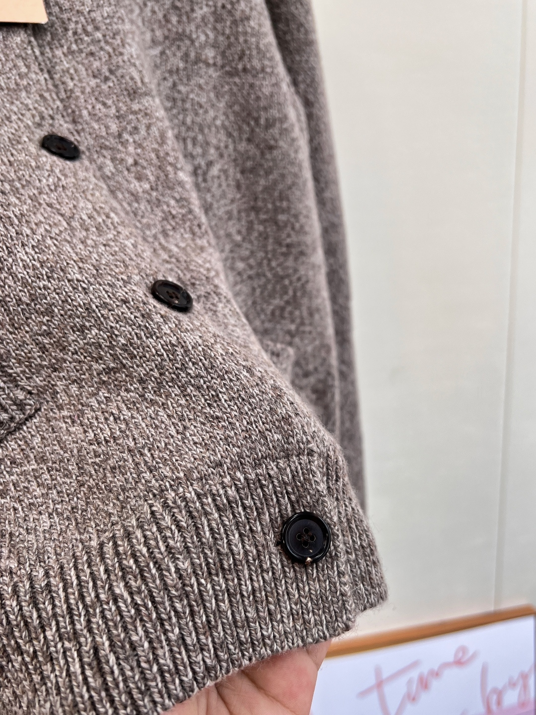 🆕Miumiu2025新款圆领素色针织开衫，定制YB羊毛纱线织造，质感细腻，穿搭舒适，圆领针织开衫剪裁，