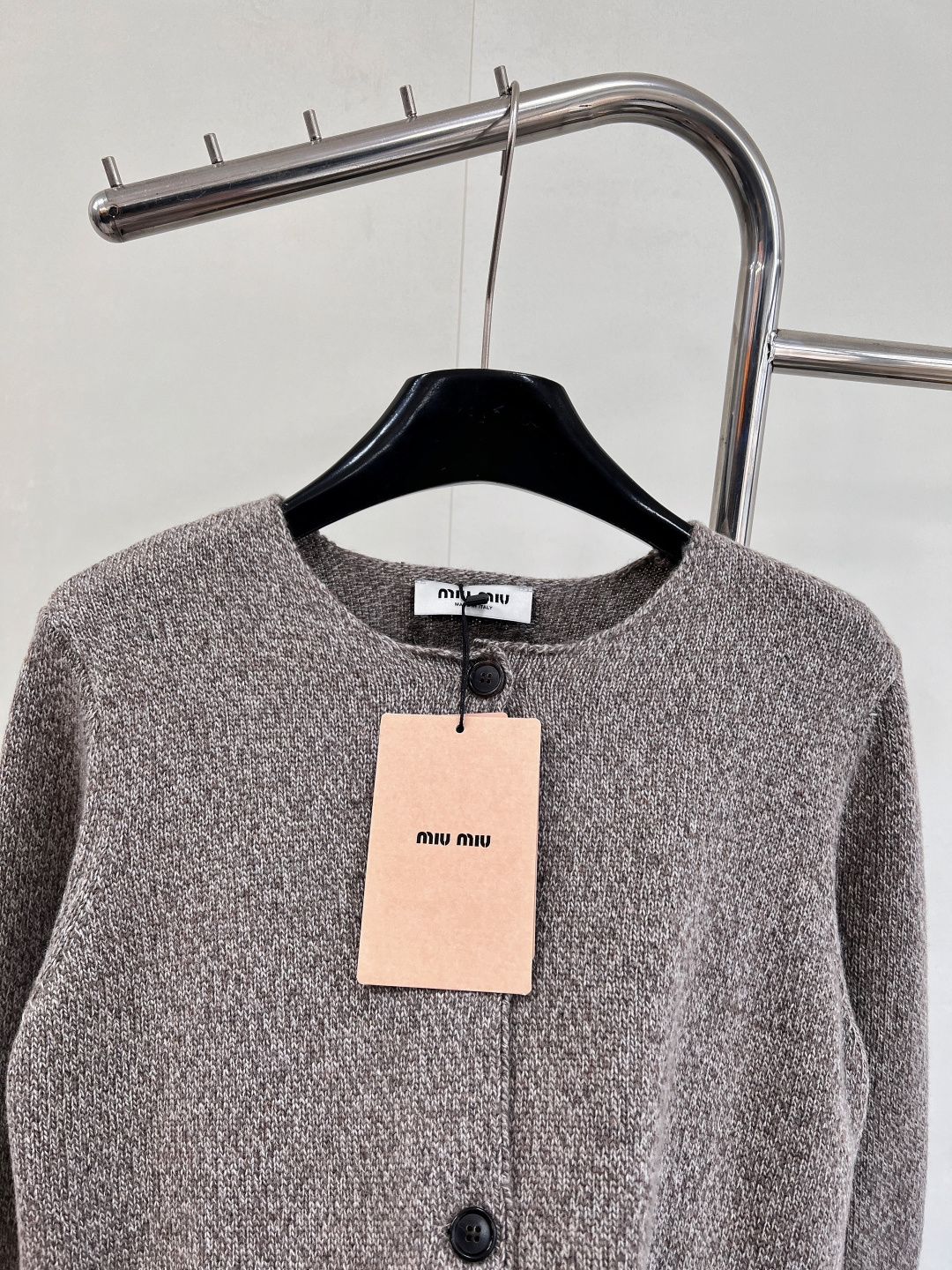 🆕Miumiu2025新款圆领素色针织开衫，定制YB羊毛纱线织造，质感细腻，穿搭舒适，圆领针织开衫剪裁，