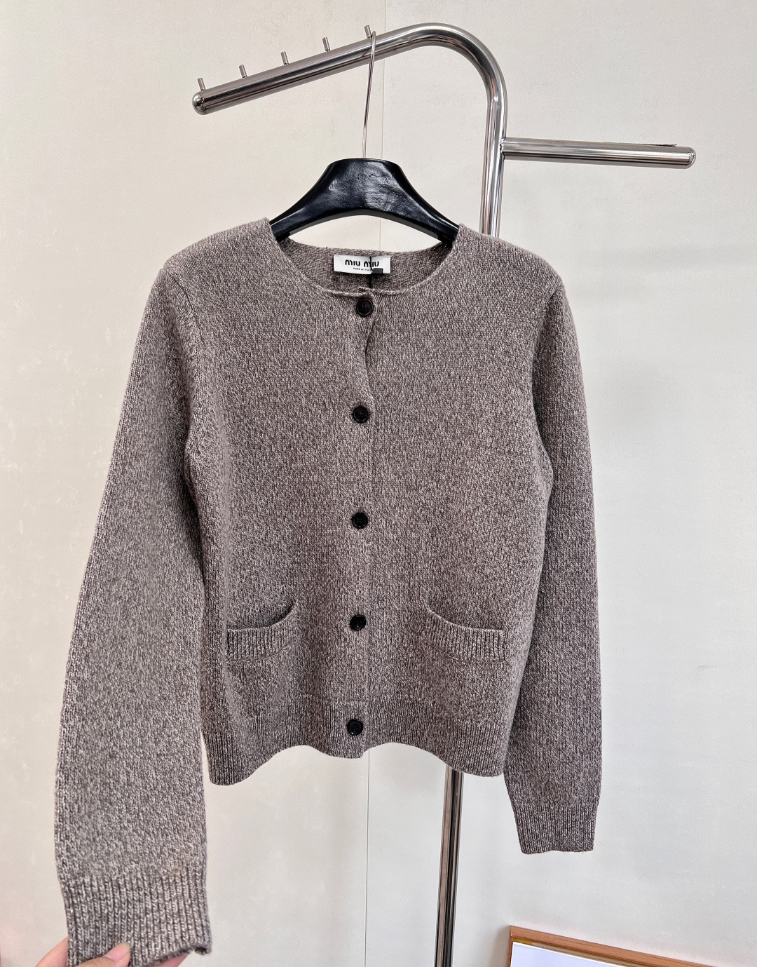 🆕Miumiu2025新款圆领素色针织开衫，定制YB羊毛纱线织造，质感细腻，穿搭舒适，圆领针织开衫剪裁，