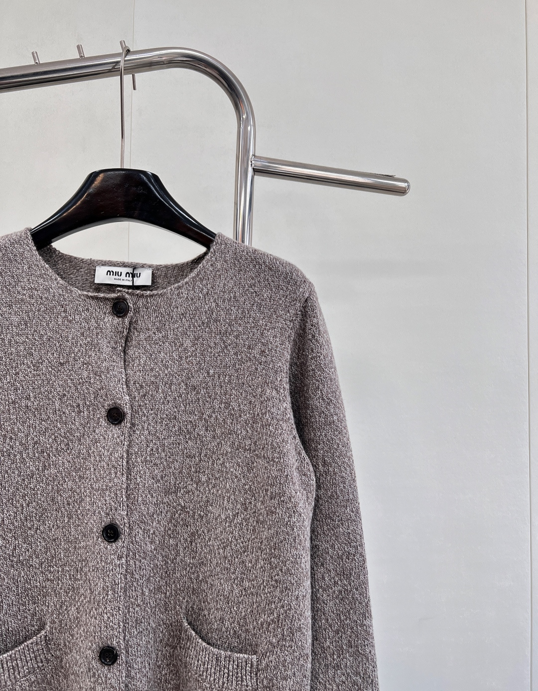 🆕Miumiu2025新款圆领素色针织开衫，定制YB羊毛纱线织造，质感细腻，穿搭舒适，圆领针织开衫剪裁，