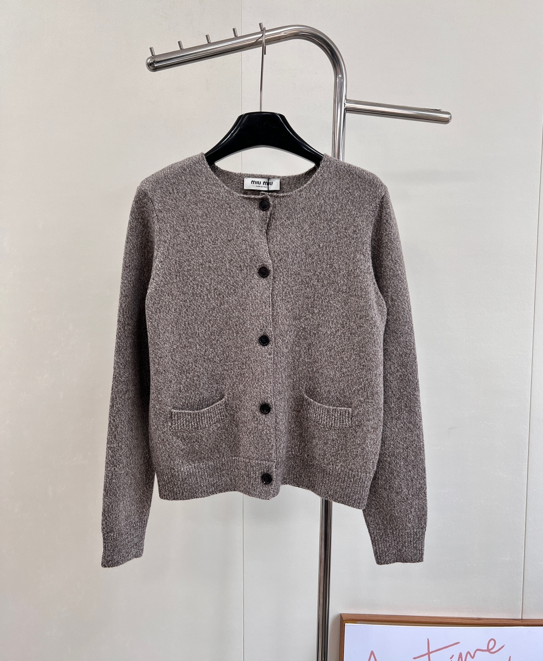 NO:549571,Miumiu2025 new round neck plain knitted cardigan, custom YB wool yarn weaving, fine texture, comfortable to wear, round neck knitted cardigan cut, plain knitted plain plain color throughout the body, simple and elegant, the edges are outlined and tightened with elastic threads, with elastic fabric, fit the body shape to make you look slimmer, show the brand tone, versatile style regardless of age and skin color, more relaxed, fashionable and western-style upper body. Customized surface accessories, look for the version  , complete three standards, large shipments, size sml code M, miumiu, alexander wang19860909Miumiu2025新款圆领素色针织开衫,定制YB羊毛纱线织造,质感细腻,穿搭舒适,圆领针织开衫剪裁,大身通体平针素色简约更显腔调,包边以松紧螺纹勾勒收紧,搭配弹性十足的面料,贴合身型更显瘦,展示品牌调性,百搭款式不挑年龄肤色,更显松弛,上身时髦洋气.定制面辅料 认准版本 ,三标齐全,大货出 尺码sml 编码M,,miumiu,alexander wang,Women's clothing