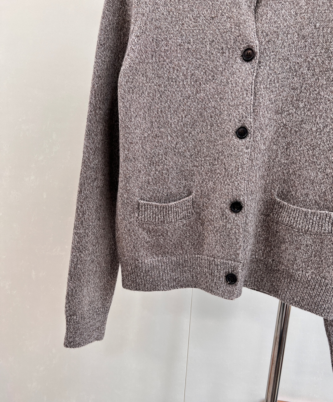 🆕Miumiu2025新款圆领素色针织开衫，定制YB羊毛纱线织造，质感细腻，穿搭舒适，圆领针织开衫剪裁，