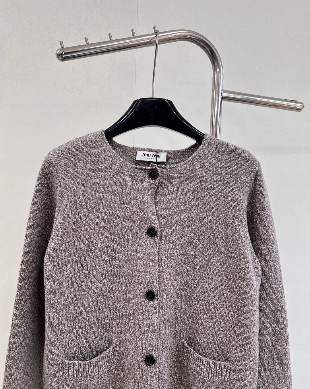 🆕Miumiu2025新款圆领素色针织开衫，定制YB羊毛纱线织造，质感细腻，穿搭舒适，圆领针织开衫剪裁，