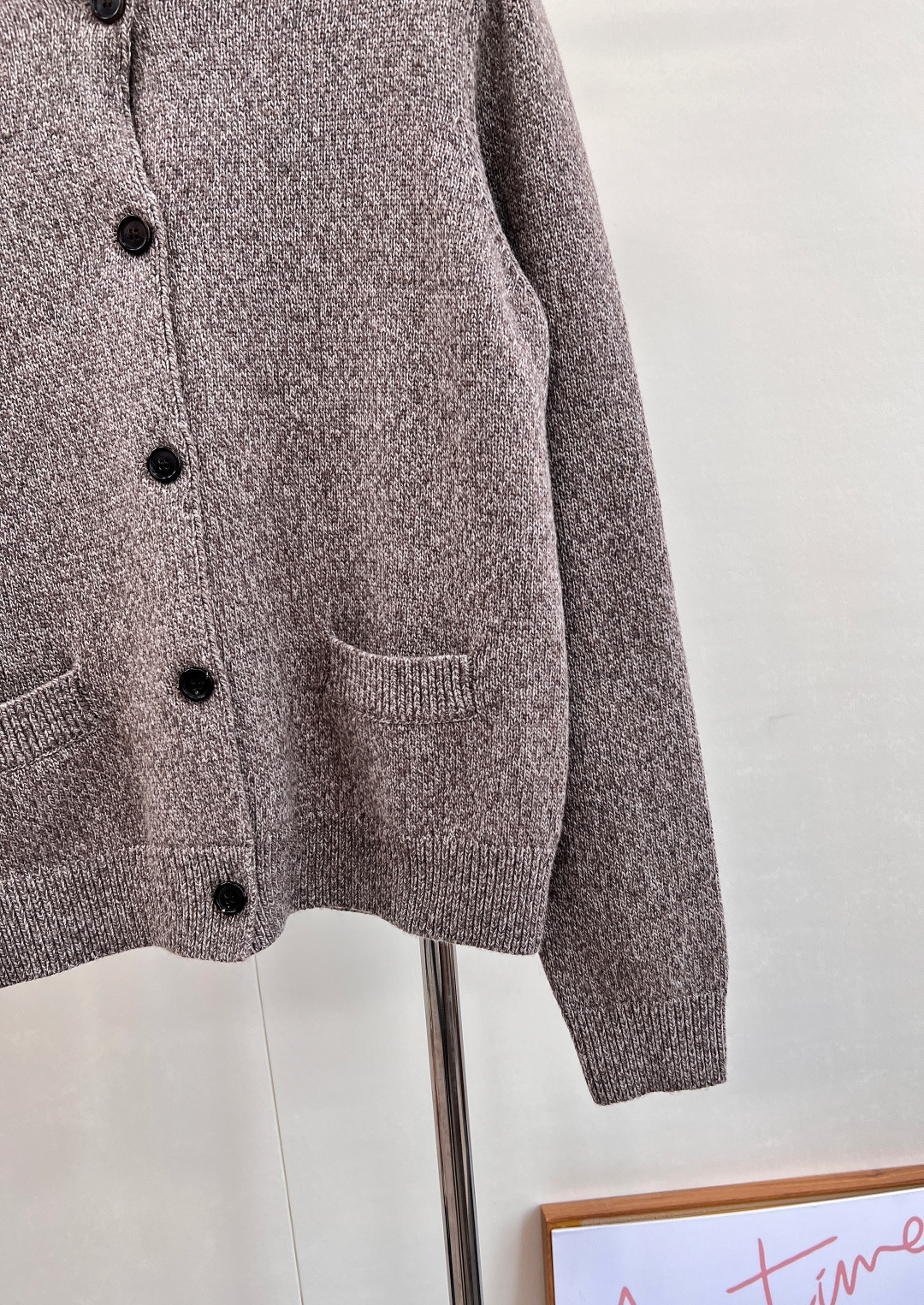 🆕Miumiu2025新款圆领素色针织开衫，定制YB羊毛纱线织造，质感细腻，穿搭舒适，圆领针织开衫剪裁，