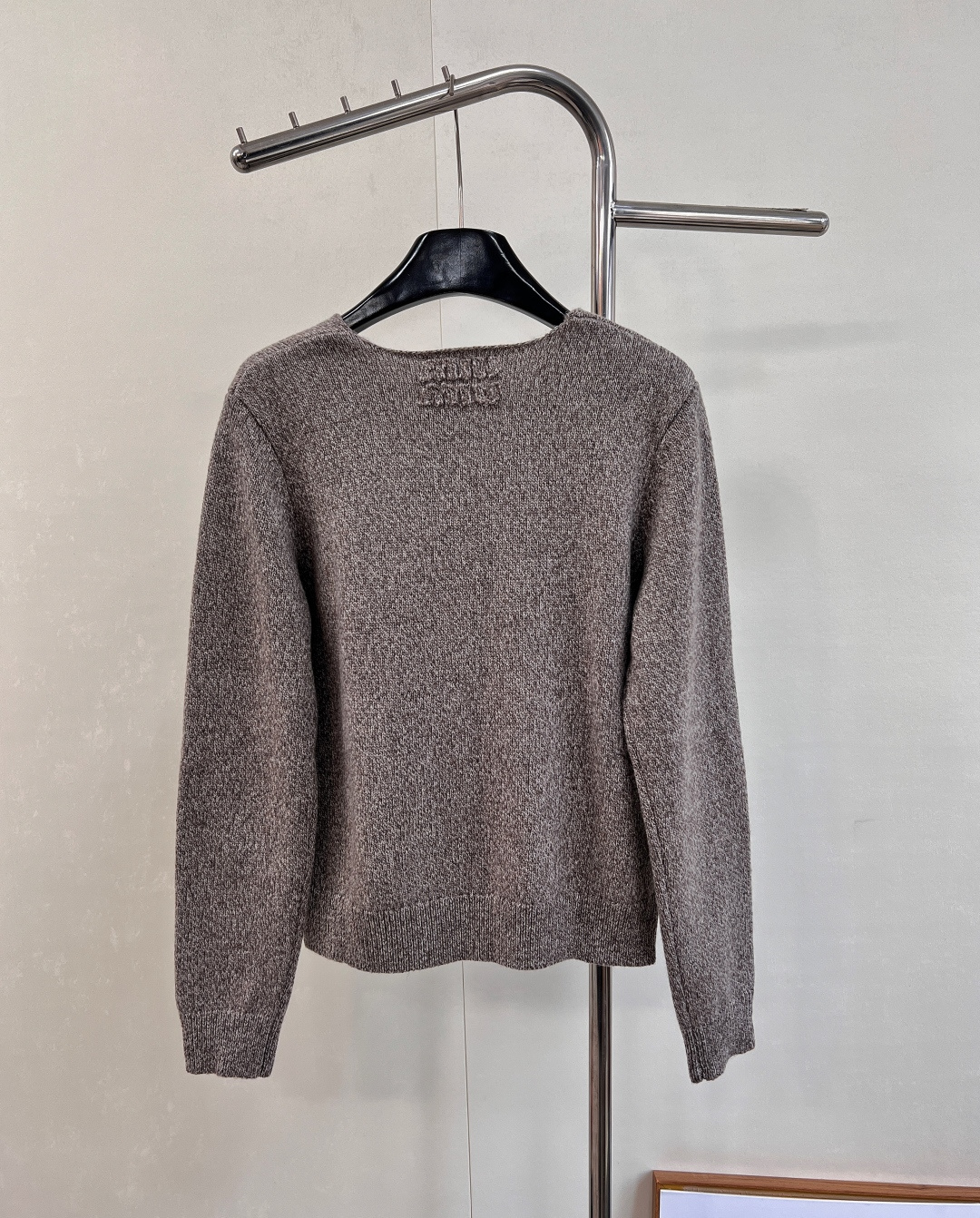 🆕Miumiu2025新款圆领素色针织开衫，定制YB羊毛纱线织造，质感细腻，穿搭舒适，圆领针织开衫剪裁，