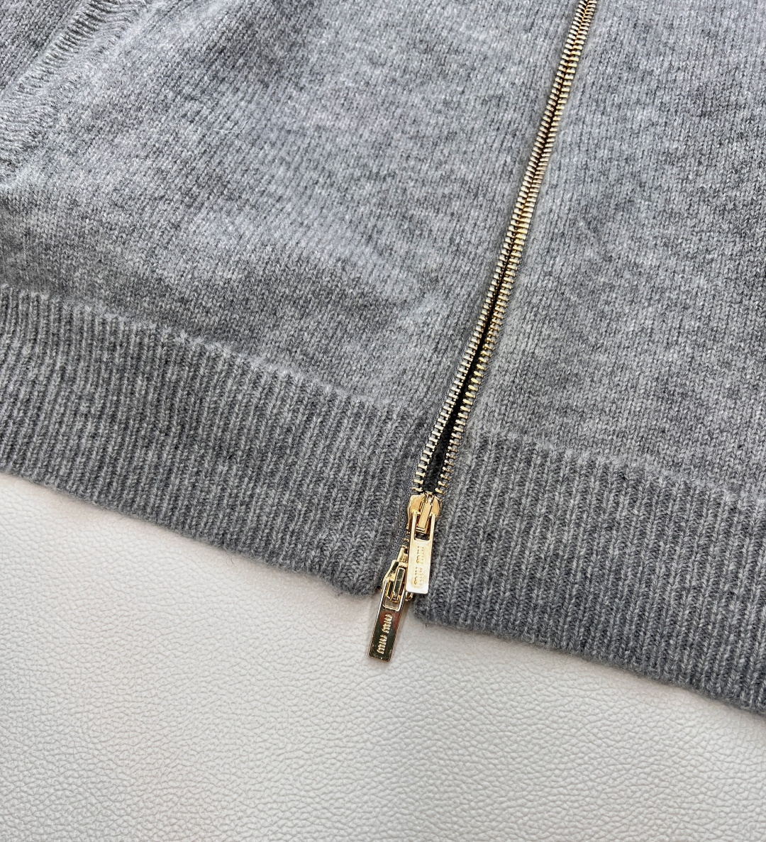 🆕Miumiu2025新款字母贴片翻领针织拉链开衫，定制YB羊绒羊毛纱线织造，细腻柔软，弹力十足 ，精致