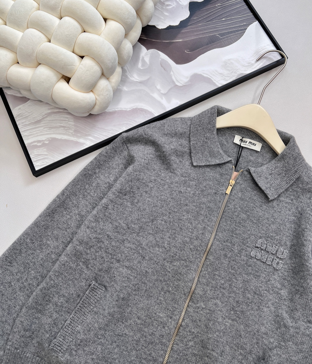 🆕Miumiu2025新款字母贴片翻领针织拉链开衫，定制YB羊绒羊毛纱线织造，细腻柔软，弹力十足 ，精致